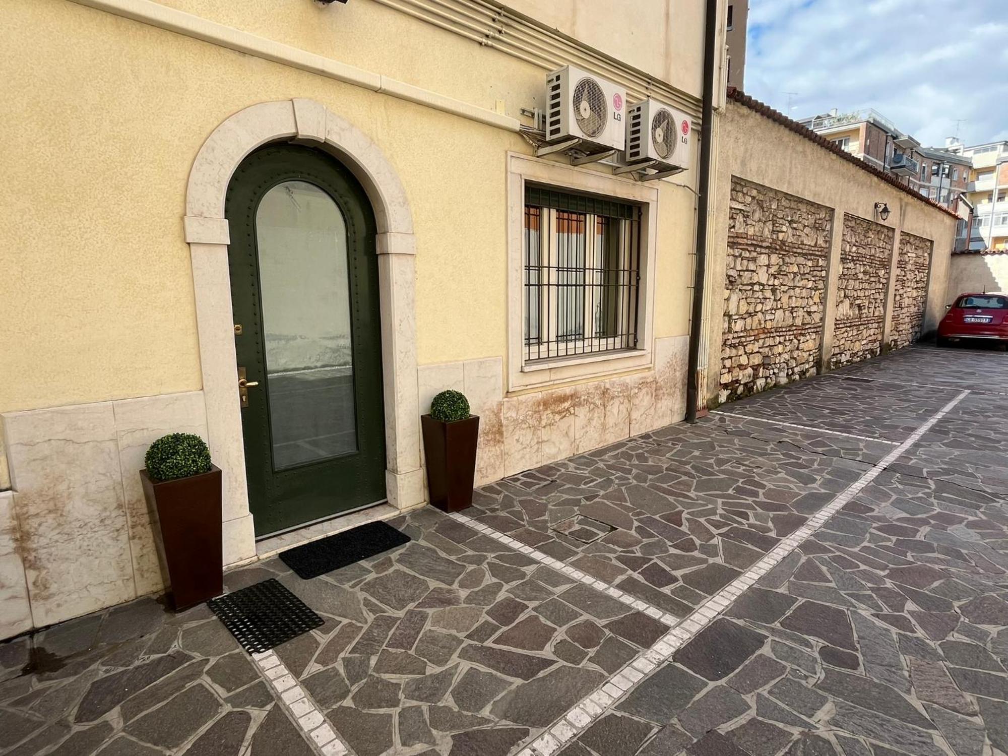 Апартаменты Elegante Bilocale Con Posto Auto Privato Брешия Экстерьер фото